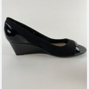 NWT.Ellen Tracy Glossy Black Wedges